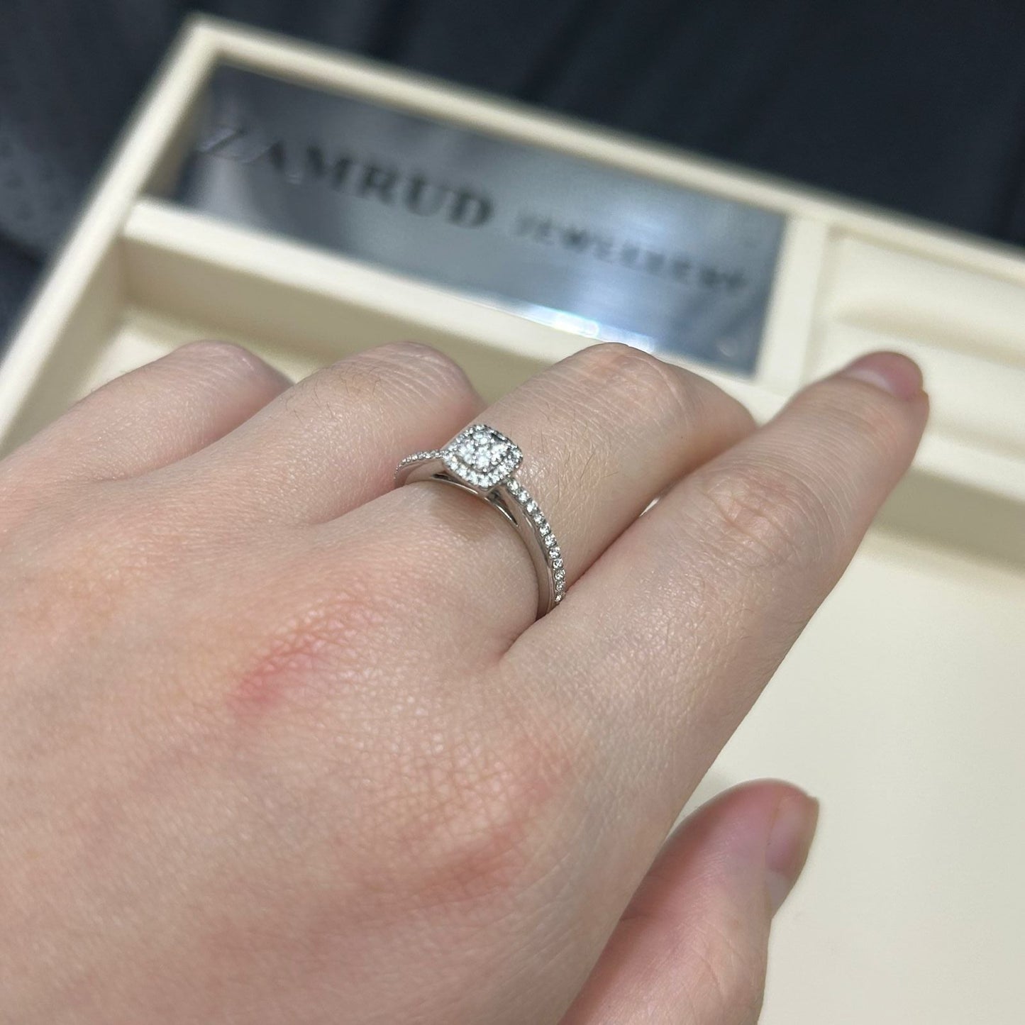 Cincin Berlian Cushion 37440 LR Zamrud Jewellery