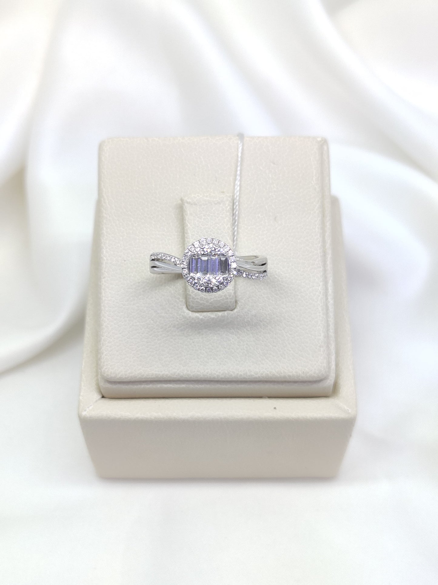 Cincin Berlian Baguette Round 44561 LR Zamrud Jewellery